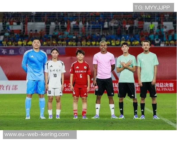 帅气足球队员的魅力与实力双重展现引领赛场风潮 帅气足球队员的魅力与实力双重展现引领赛场风潮